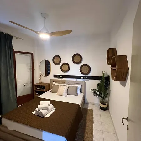 Acanthus Apartment *