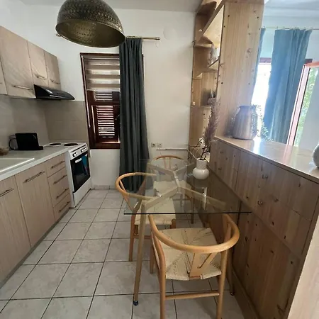 Acanthus Apartment *